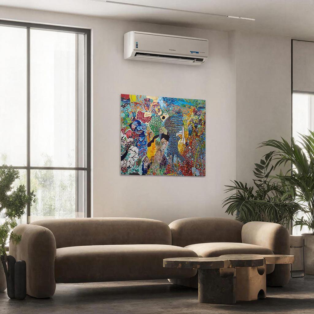 Сцена современного интерьера с кондиционером General Climate на стене в стильной гостиной.